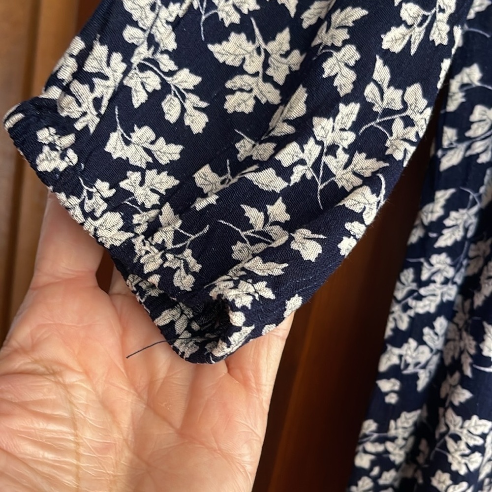 SOUJORN embroidered V-neck leaf print  blouse petite small - Picture 5 of 7